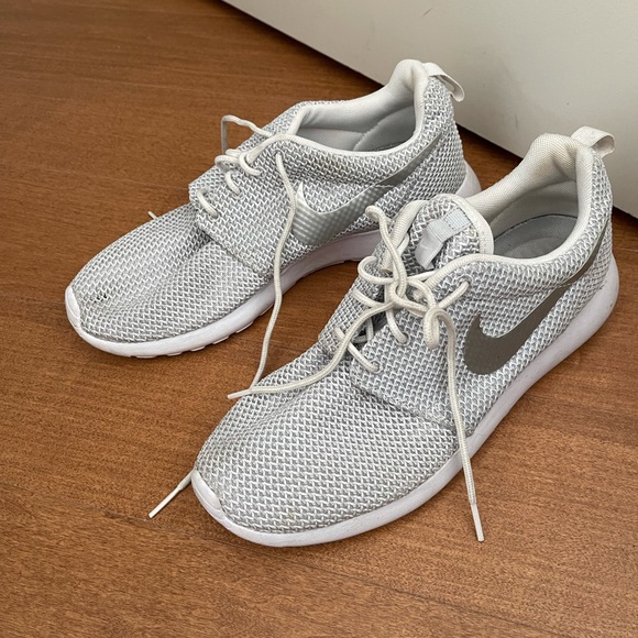 Nike Roshe One Sneaker in Light Grey/Silver - Picture 6 of 9